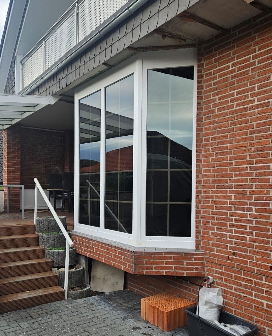 Großes weißes Fensterelement an einer Klinkerfassade