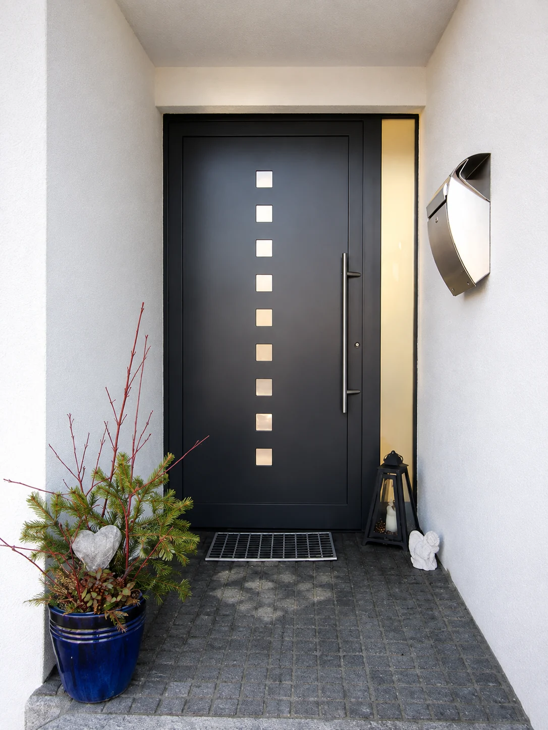 Moderne Aluminium-Haustür in Anthrazit mit Glasausschnitten und Edelstahl-Stangengriff
